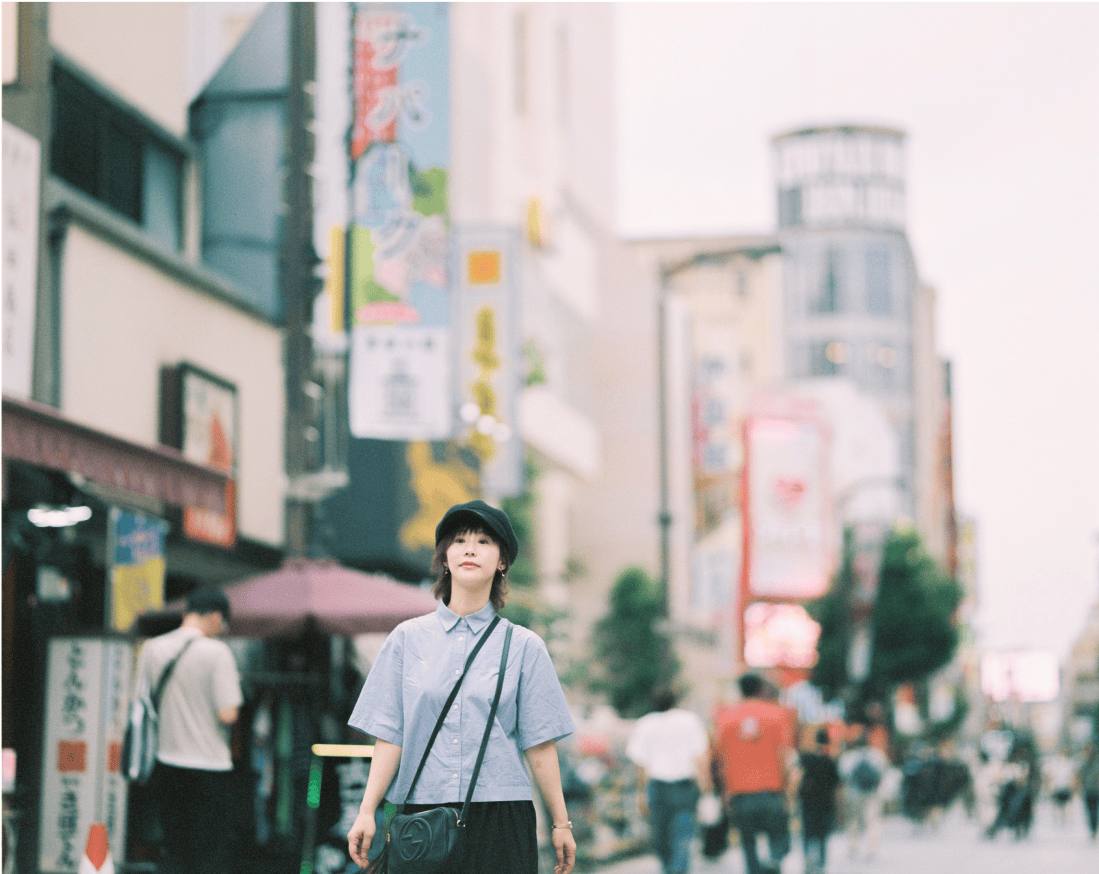 街中を歩く女性。