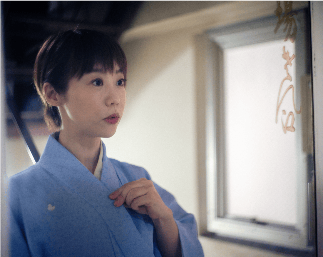 水色の袴を着た女性。