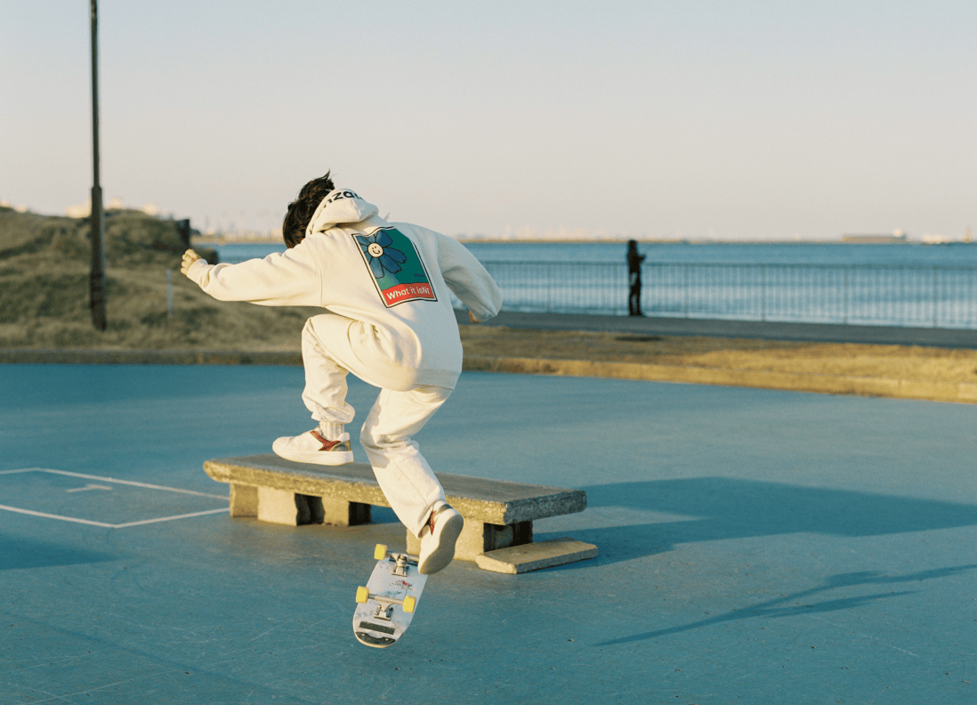 スケートボードの練習をしている様子。
