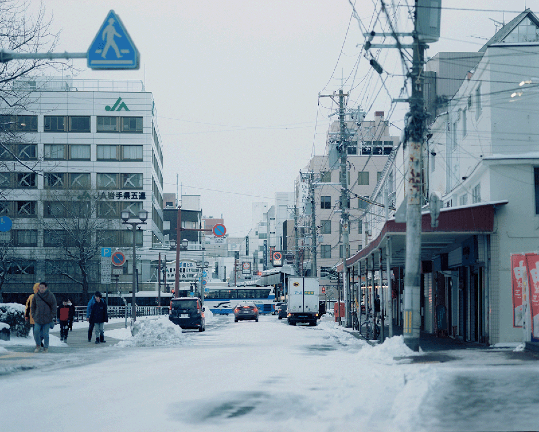 雪が積もる商店街の通り風景