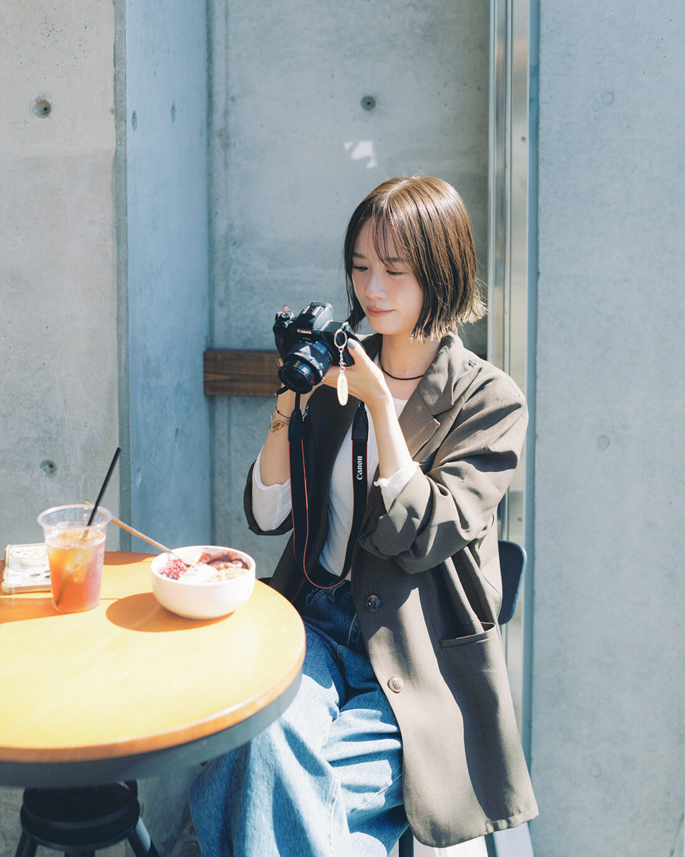 屋外テーブルで料理にカメラを向けるShiori