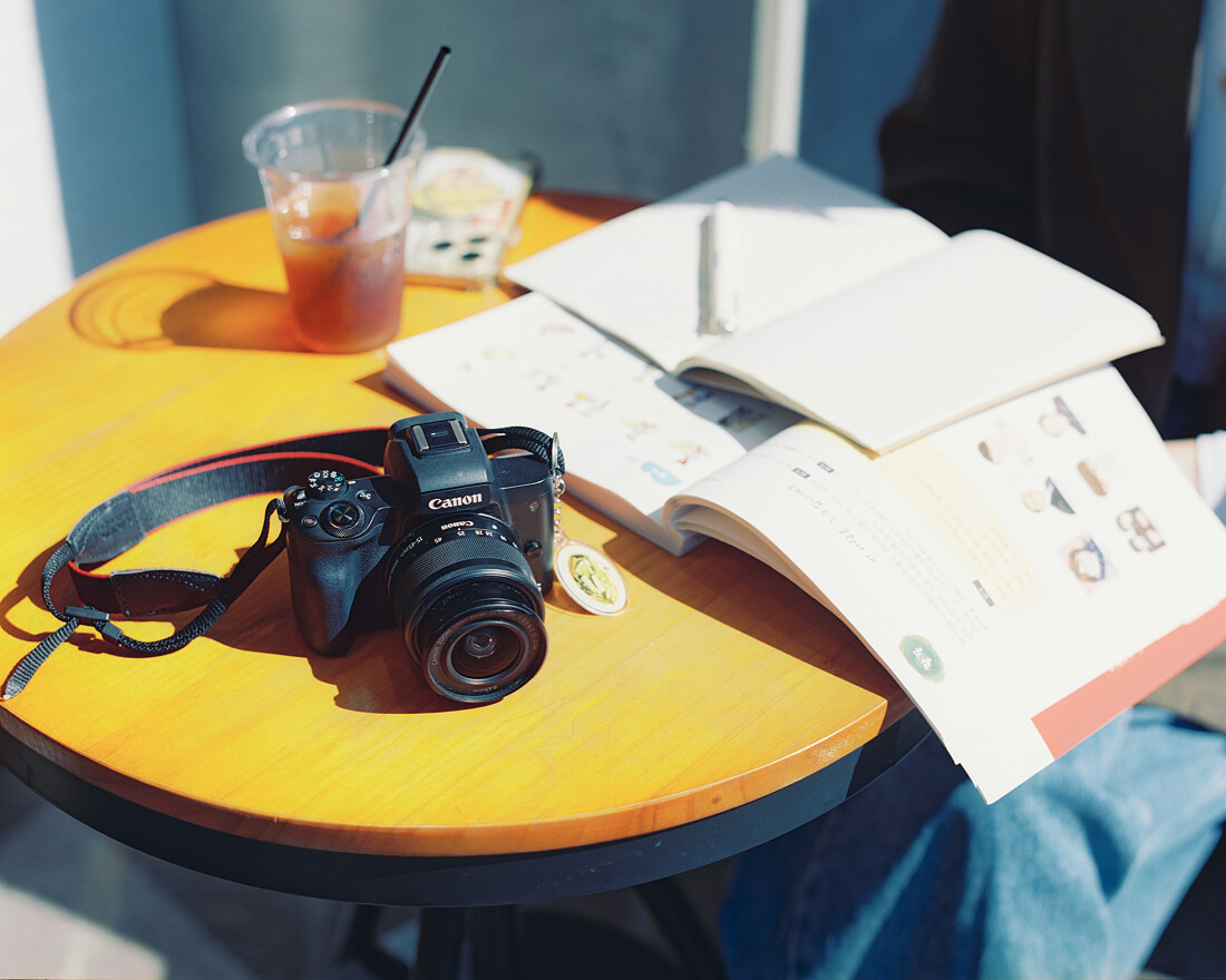 テーブルに置かれたカメラとノート