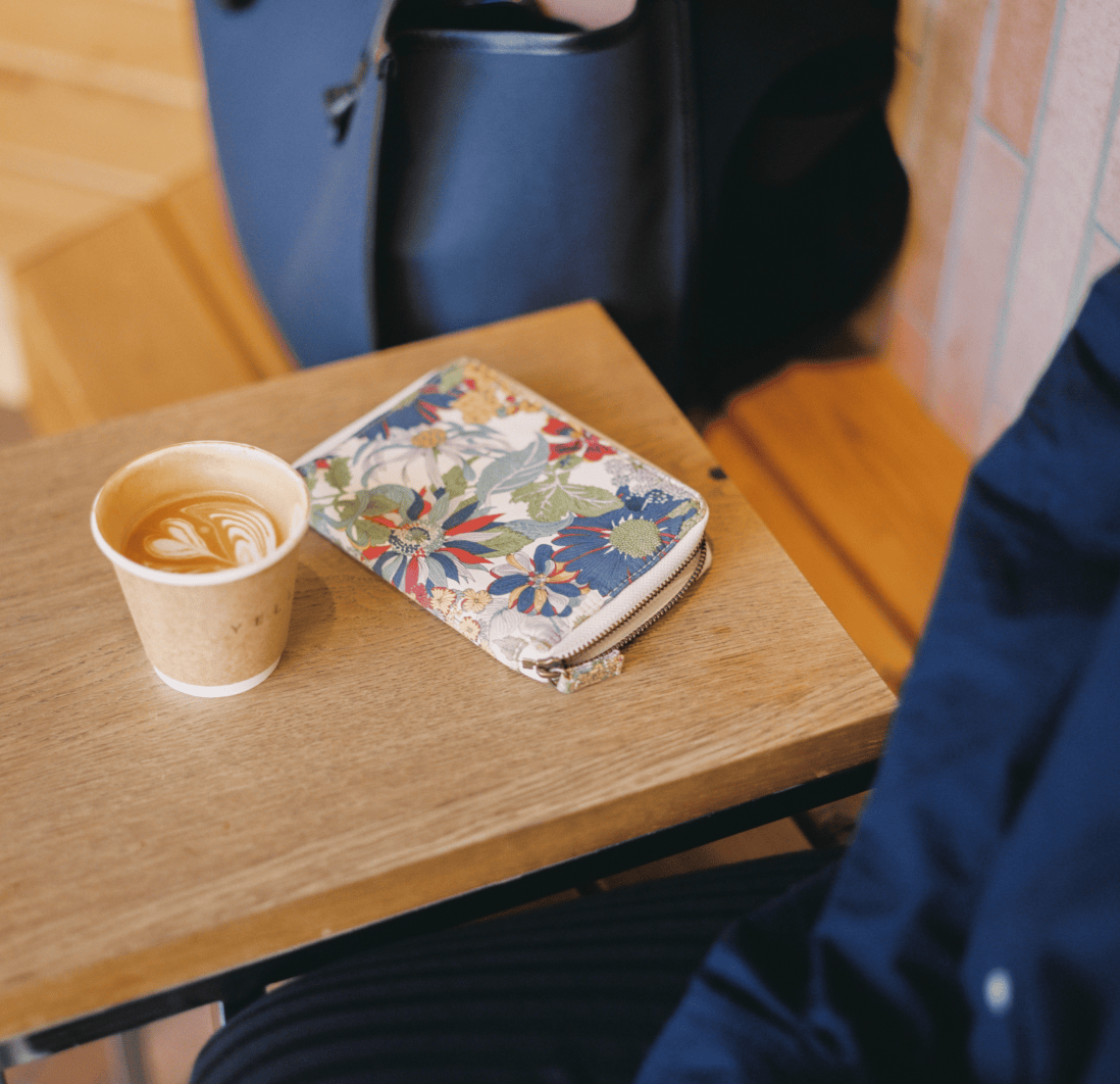 サイドテーブルに置かれたコーヒーとブックケース。