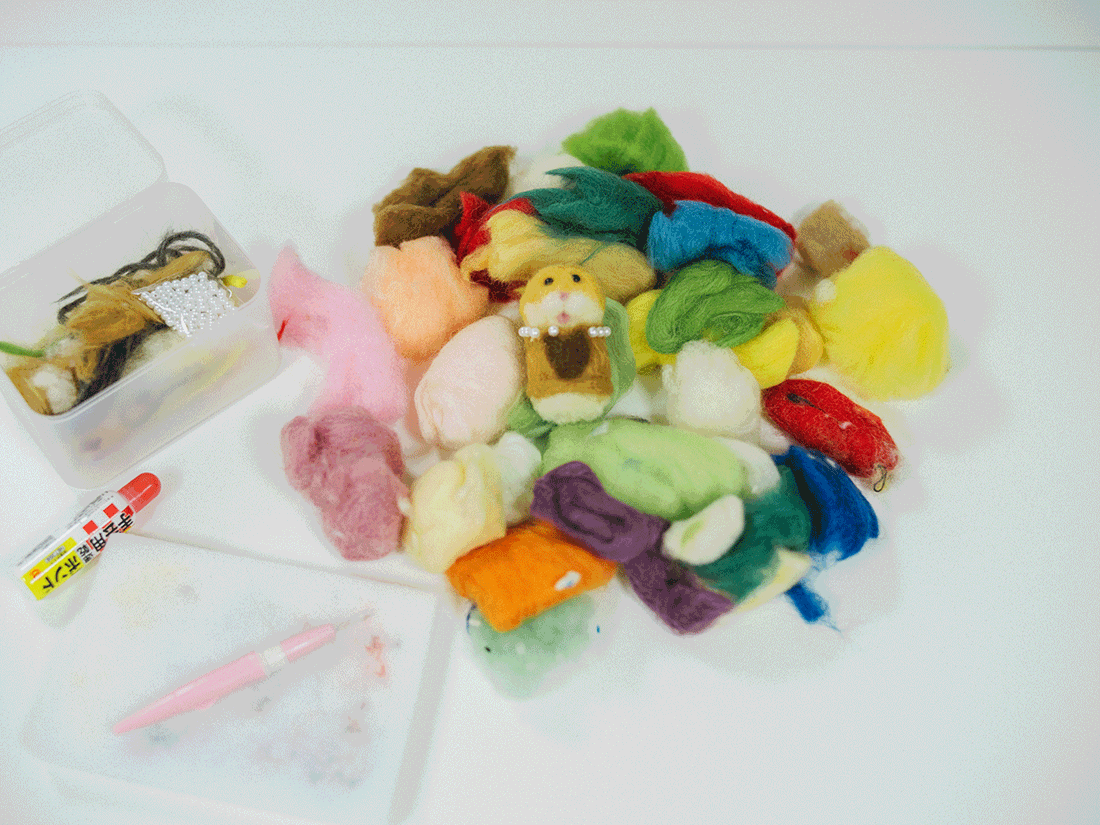 色とりどりの素材と、制作途中のハンドメイド作品。