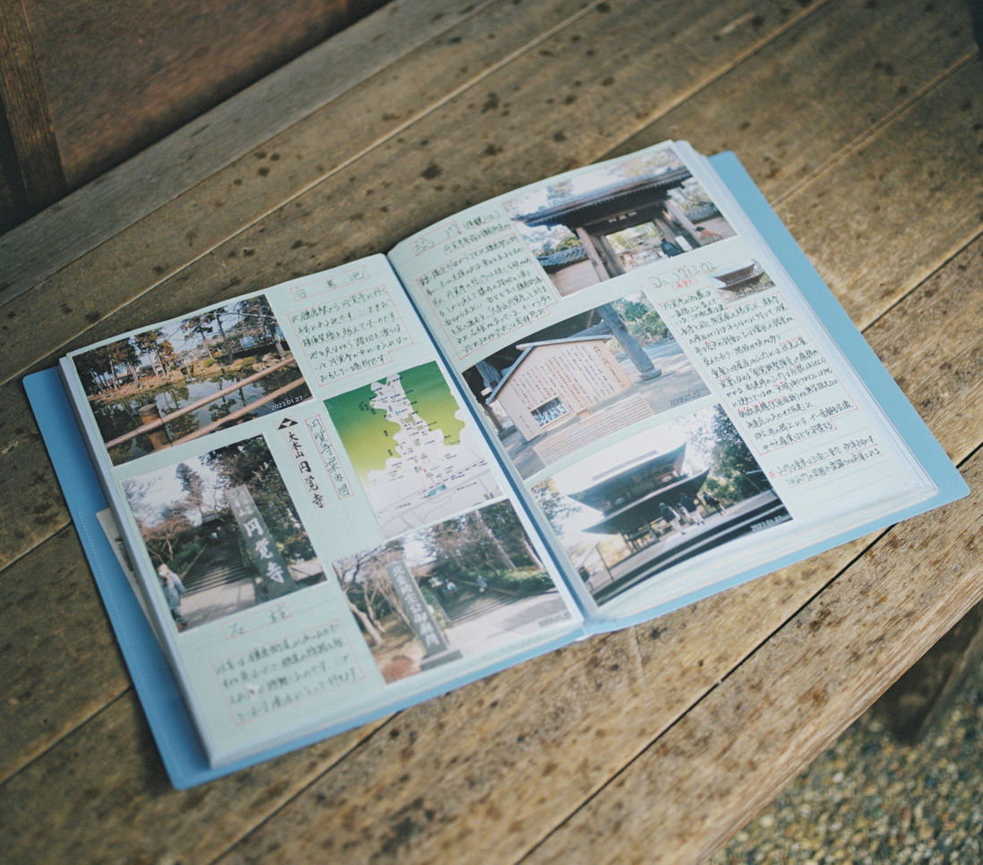 開かれたファイル。中には写真やその説明が書かれて