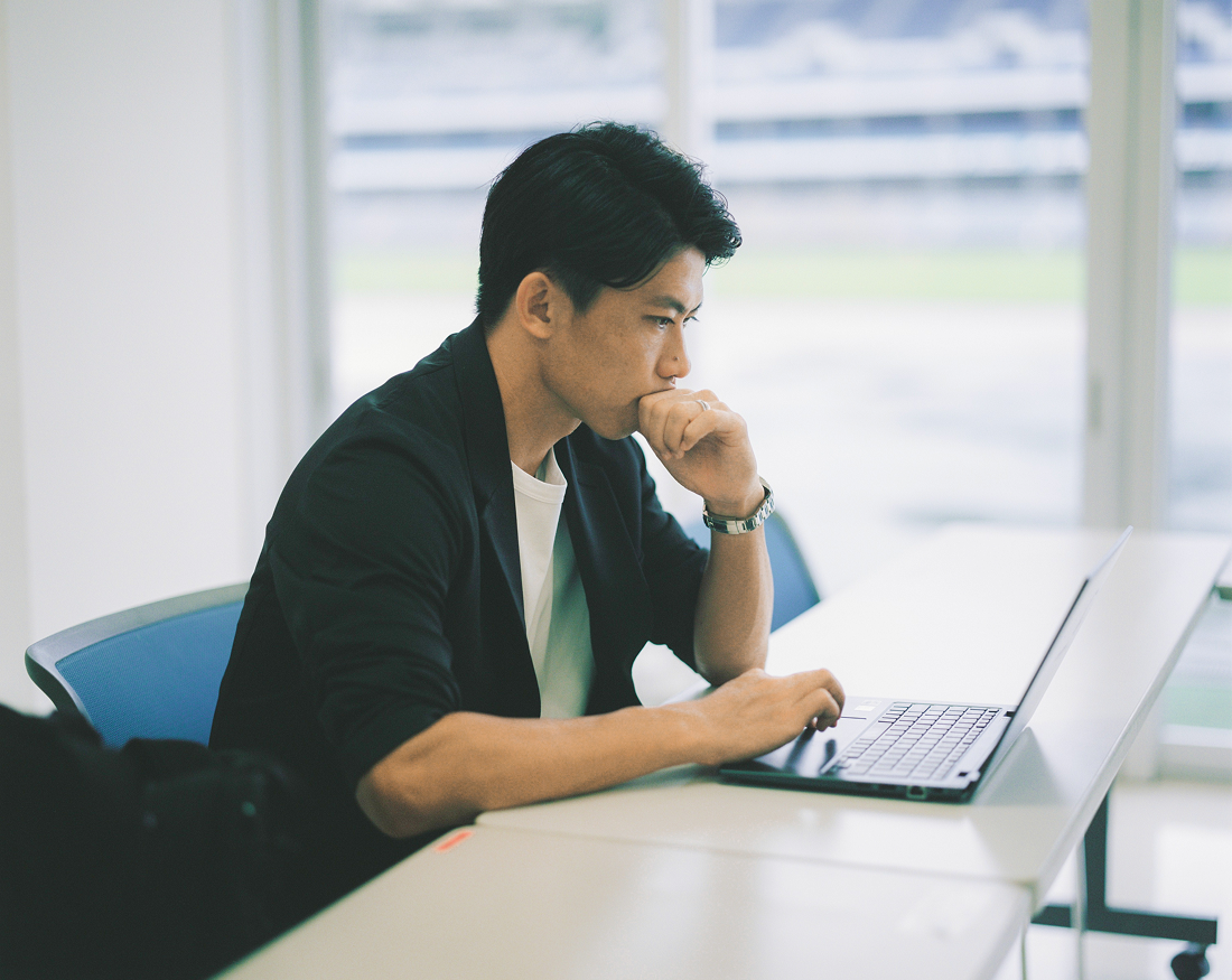 ノートパソコンを操作する太田宏介